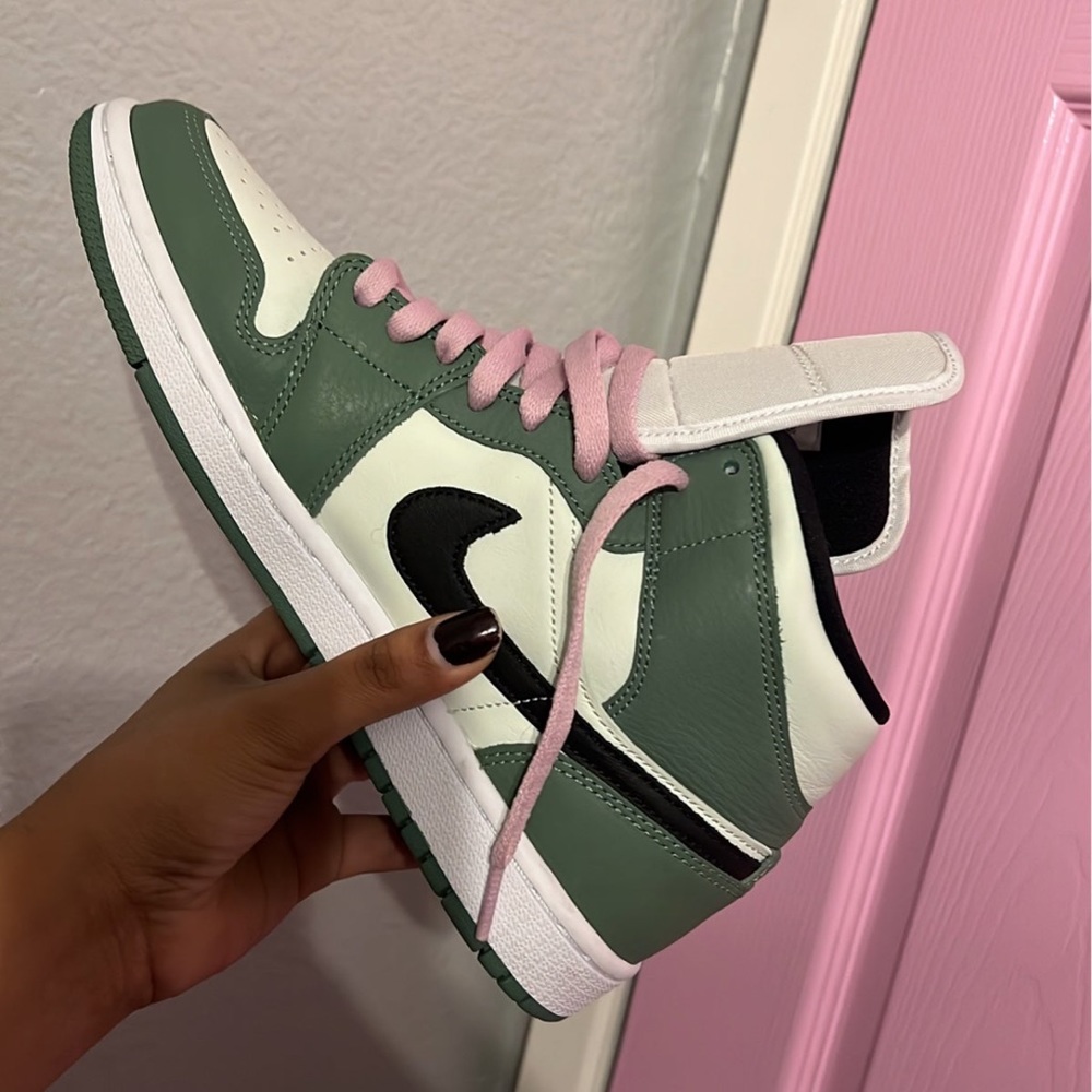Woman’s air Jordan Dutch green - Picture 5 of 12